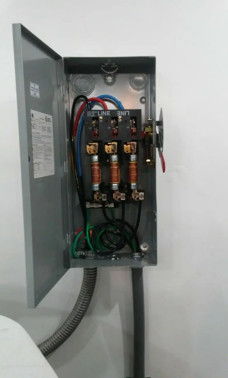 Three-phase disconnect switch installed for Smoke Detector Installation in Interlaken